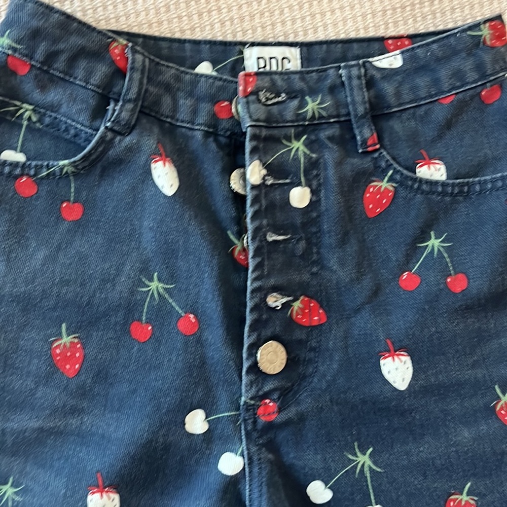 BDG strawberry button shorts. - Picture 9 of 12